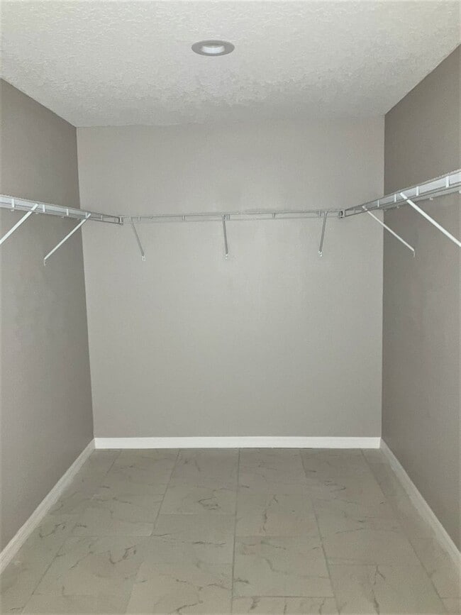 Building Photo - BEAUTIFUL! 2000 sq ft 3BR/2BA Home For Rent!
