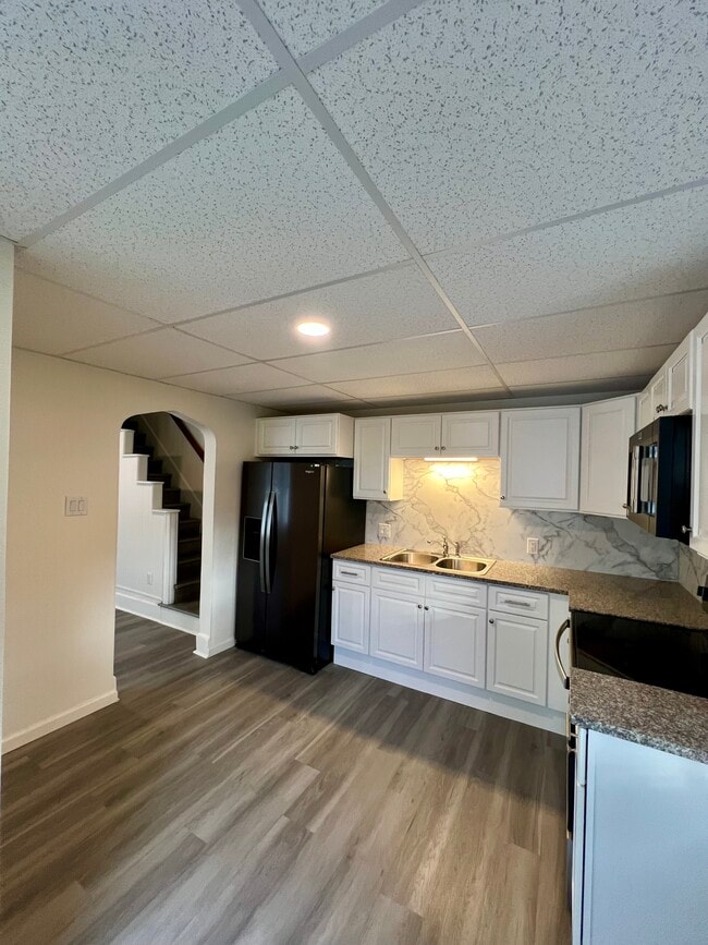 Building Photo - 423 Center St