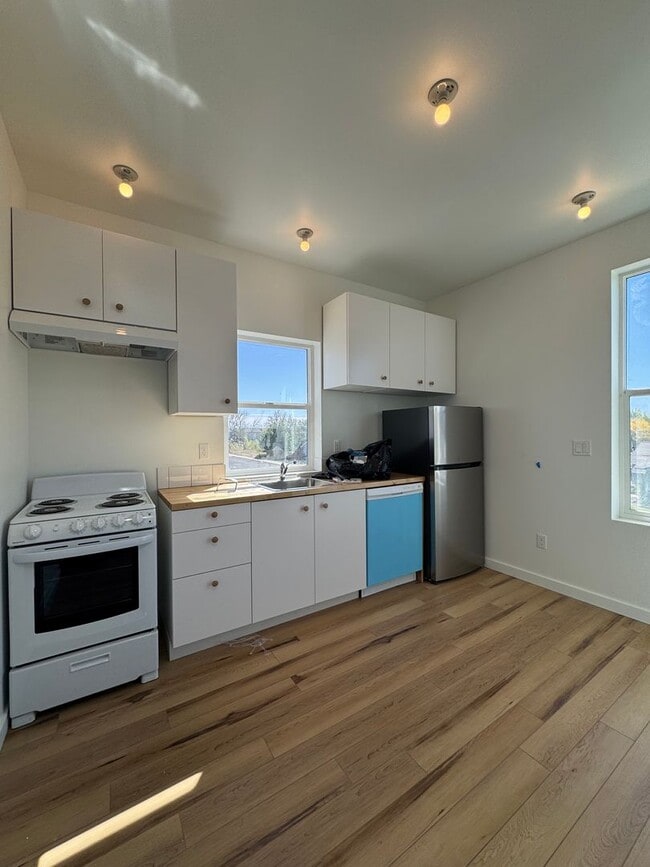 Building Photo - 1BR, 1BA with Huge Garage