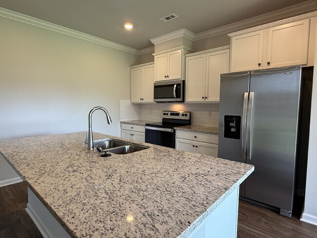 Building Photo - "Charming 3-Bedroom Retreat with Granite Elegance in Huntsville!"