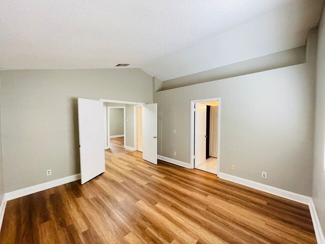 Building Photo - AMAZING HOME 3/2.5 on quiet cul-de-sac in East Orlando