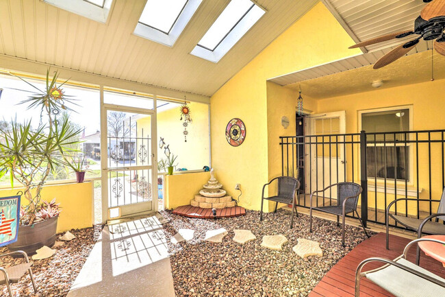 Building Photo - 572 Bellaire Dr