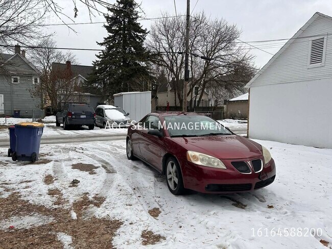 Building Photo - 944 Davis Ave NW