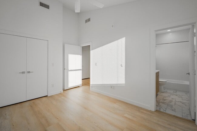 Building Photo - Stunning Modern Townhomes Newer Construction :: Henderson & Greenville Ave area