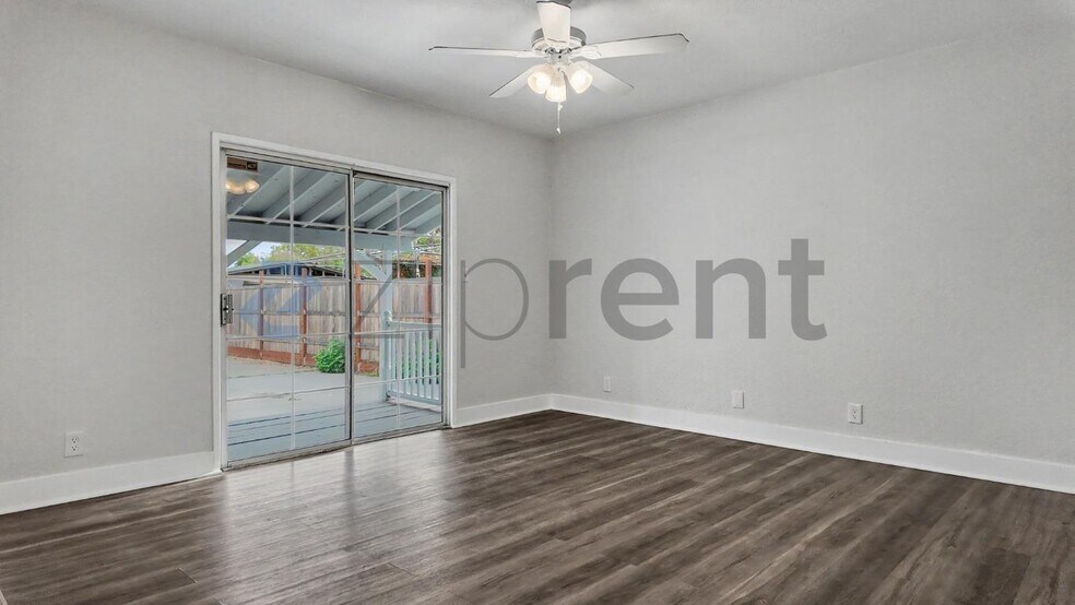 Building Photo - Unit