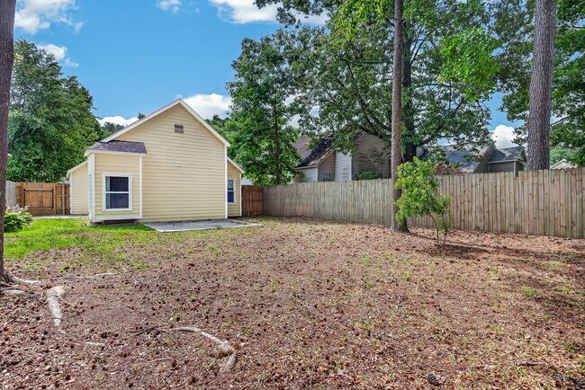 Building Photo - Charming 2Bed Near Piney Green & Camp Lejeune