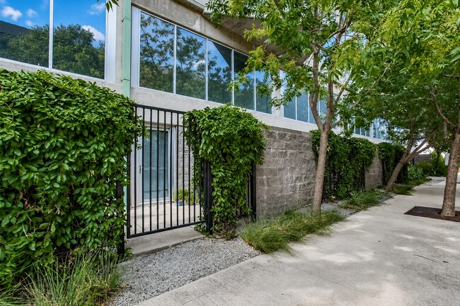 Building Photo - Modern Condo in The Cedars, Dallas with Private Patio | Available for Lease!