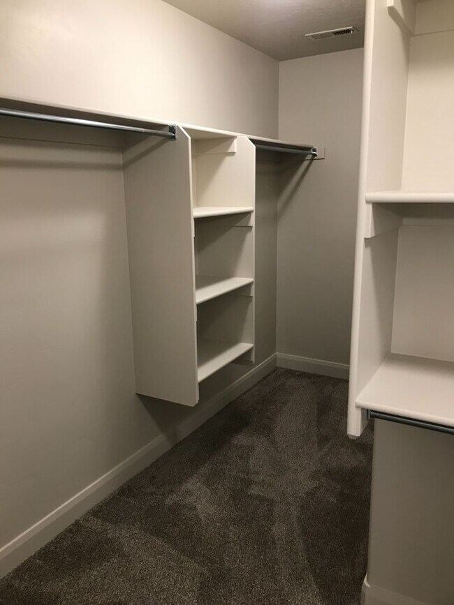 Building Photo - Like New Townhouse in St. George!