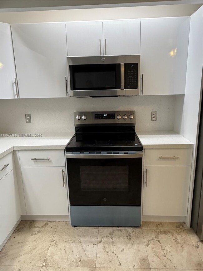 Building Photo - 550 SW 137th Ave