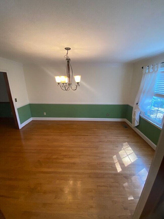 Building Photo - Gorgeous 5 Bedroom 3 Bathroom Brick Home in Woodside Plantation!