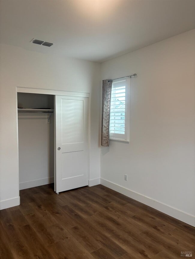 Building Photo - 1468 Oak Cir