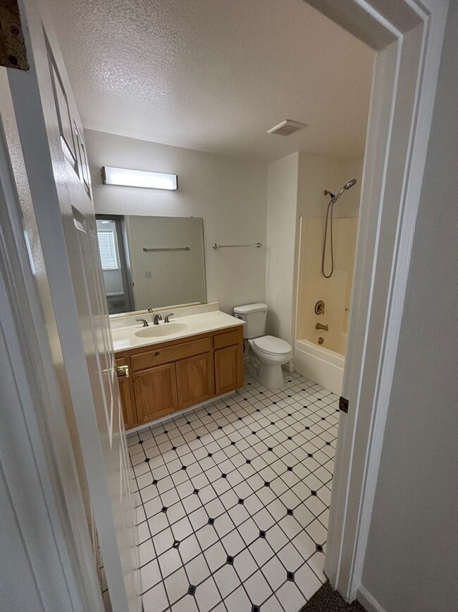 Building Photo - 2 Bedroom, 1 Bath Apartment in Gated Community Available Now!
