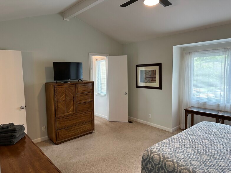 Building Photo - 616 Barlin Dr