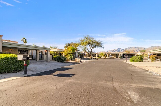 Building Photo - Cozzy Townhome with incredible mountain views! New Kitchen Appliances!