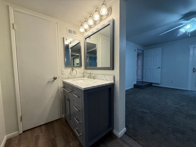 Building Photo - Beautiful 4-Bedroom Home in the Heart of Valencia!