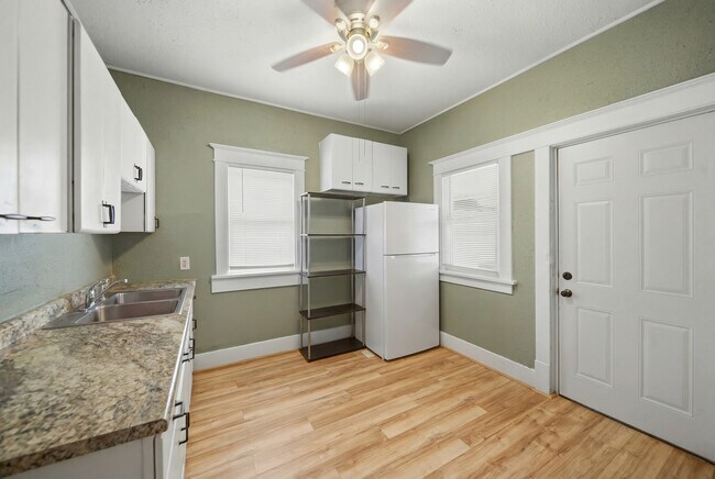 Building Photo - 412 W 4th St