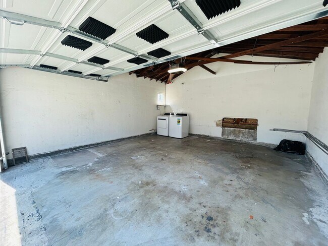 Building Photo - 738 W Washington Blvd