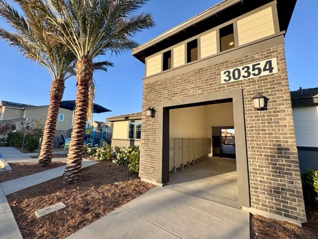 Building Photo - Welcome to Your Brand New 3 Bedroom Solar Home in the Gated Willow Springs Community of Murrieta!