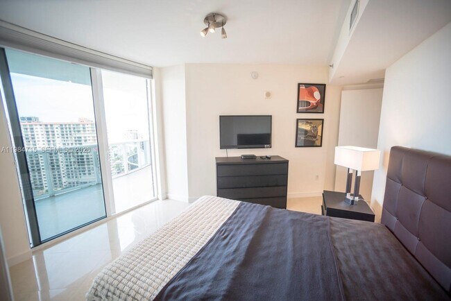 Building Photo - 17201 Collins Ave