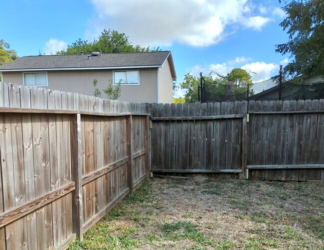Building Photo - 947 Grand Jct Dr