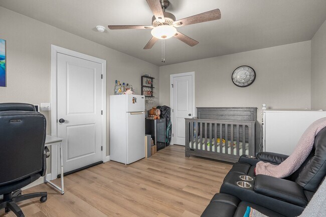 Building Photo - Modern Living: Spacious 5 Bed, 2 Bath Home...