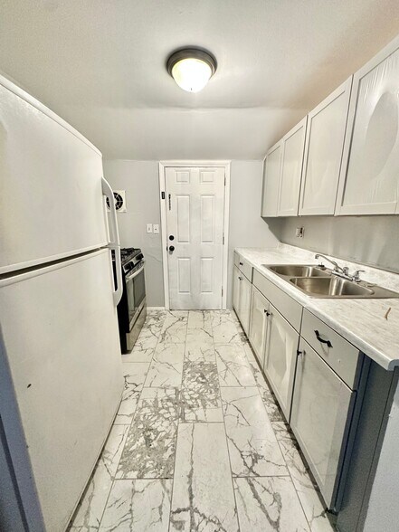 Building Photo - 527 Sassafras St