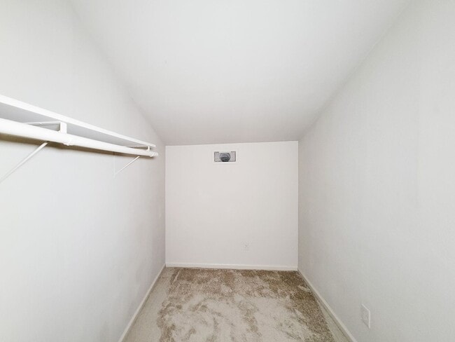 Building Photo - This charming home offers 3 bedrooms and 2...
