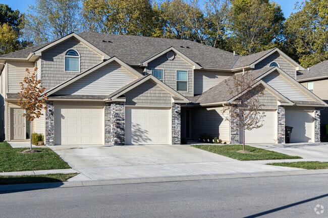 Building Photo - Traditions Townhomes