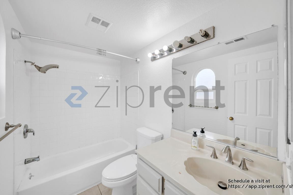 Building Photo - 12526 Pinehurst St