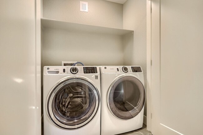 Building Photo - 3 bedroom / 3.5 bath Townhome + 2 Large Flex Spaces & Spacious Roof Top Deck!