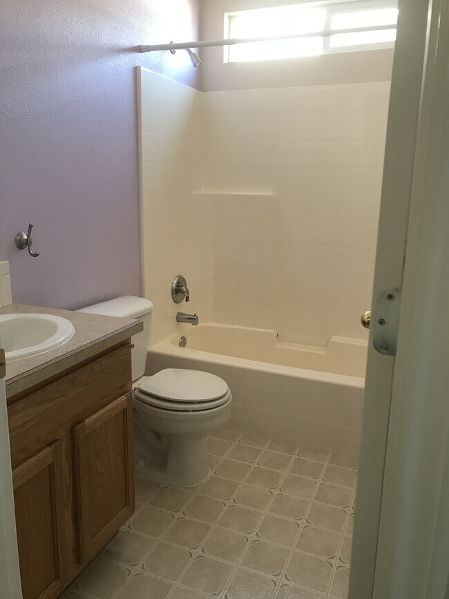 Building Photo - Cute Nampa home in one of  the most desira...