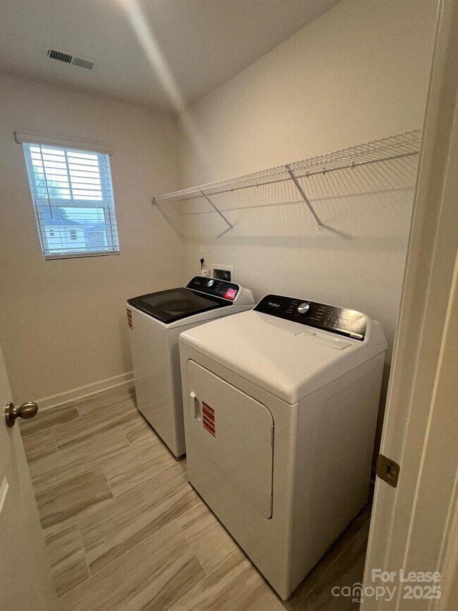 Building Photo - 1432 Wildflower St