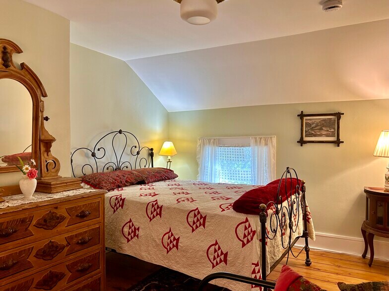 The Bedroom - 650 Van Wagner Rd