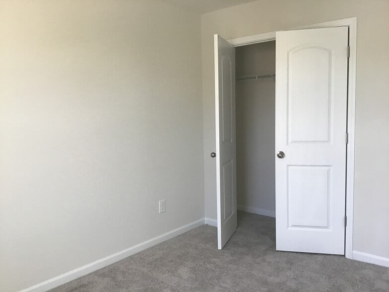 Building Photo - Room in House on Maylen Trace
