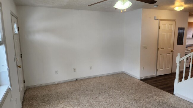 Building Photo - 2 bed 1.5 bath unit in the Meadows