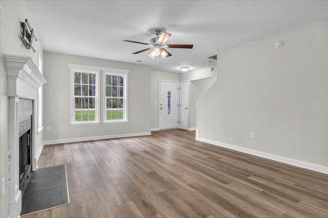 Building Photo - 3 Bedroom 2.5 Bathroom Home