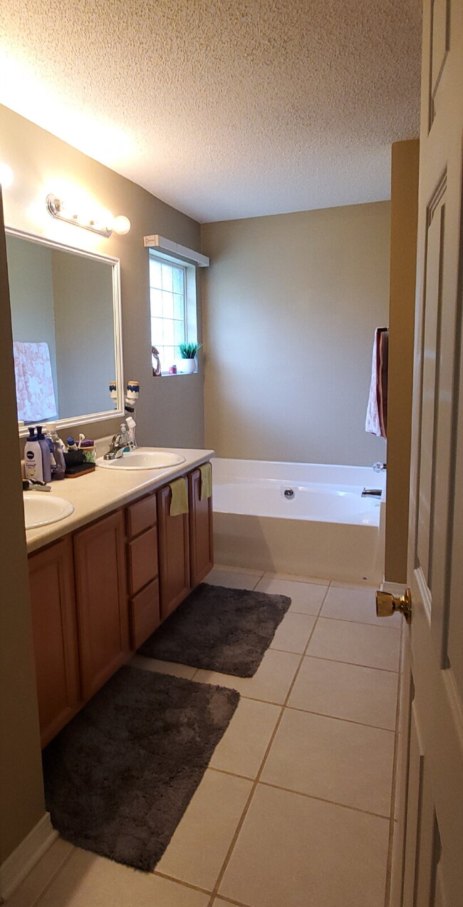 Building Photo - "Spacious 4-Bed Family Home in Milton with...