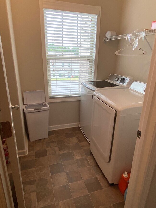 Building Photo - 4 bed, 3 bath home in Hawthorn Ridge is Av...