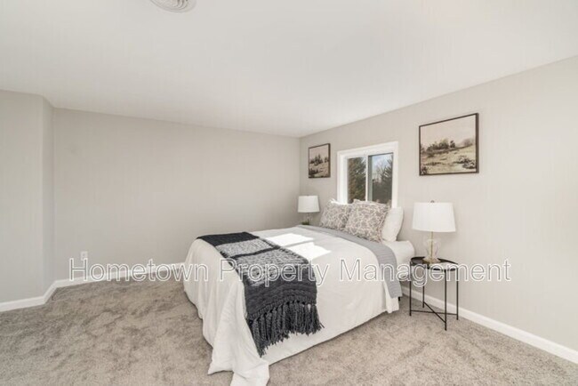 Building Photo - 28 W Main St