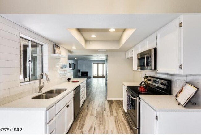 Building Photo - 2 E Loma Ln