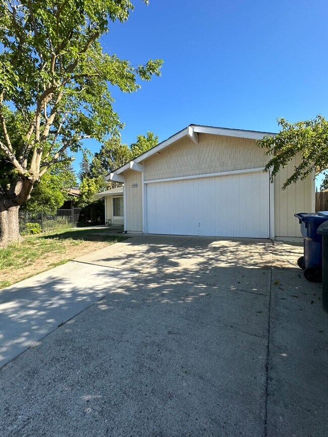 Building Photo - Adorable Rancho 3/2~~!  Please see entire add for viewings!!