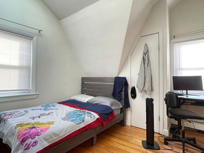 Building Photo - Parker St 3-Bed