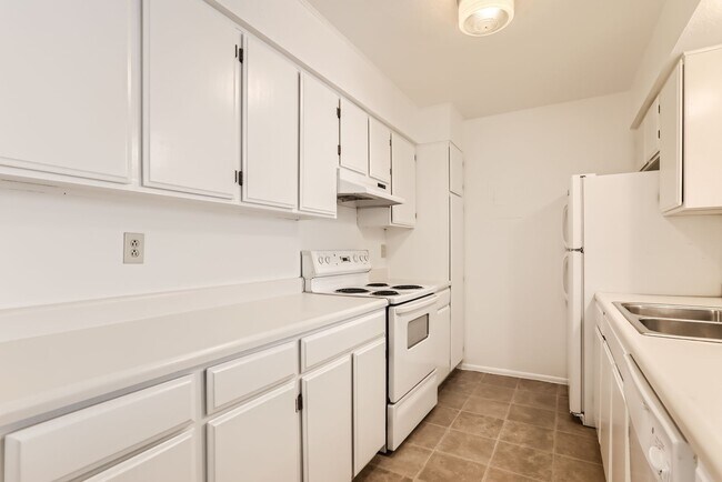 Building Photo - Evolve Real Estate: Stunning 2Beds/2 Baths, 1269 SQFT Condo with Two Assigned Parking Spots!