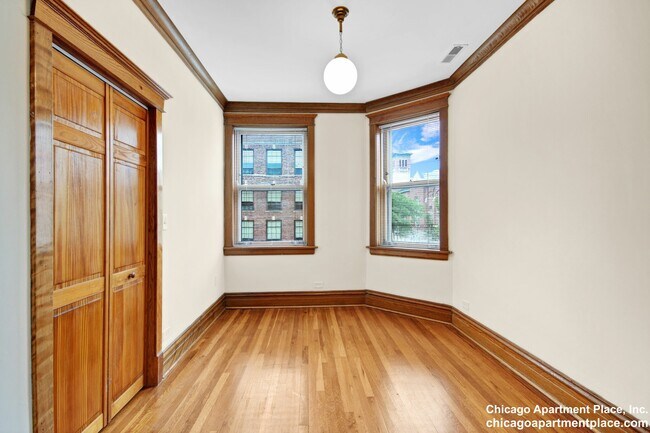 Building Photo - 3600 N Hermitage Ave