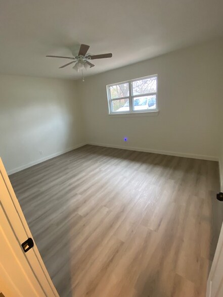 Building Photo - 1231 E Bryan Ave