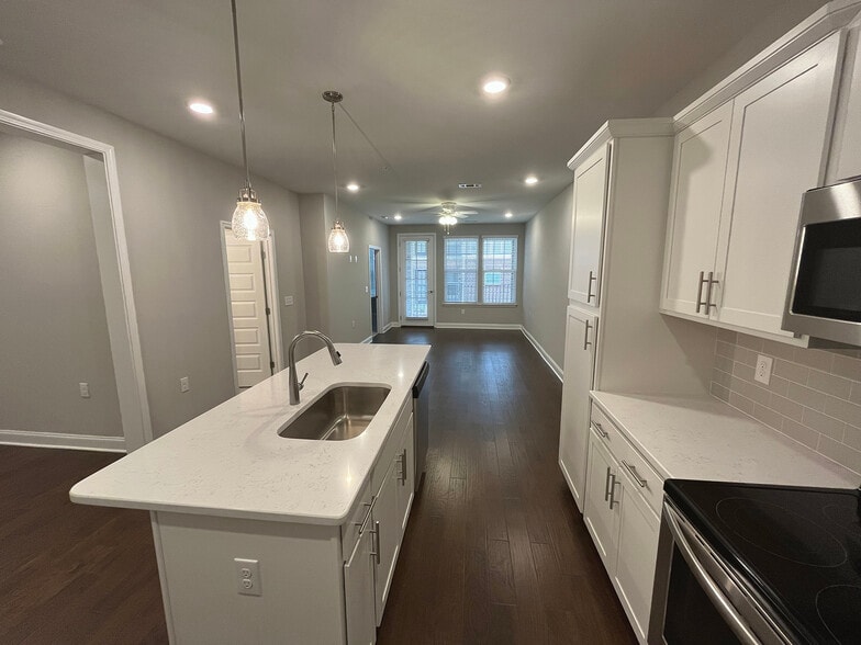 Main Kitchen area looking in to dining area - 4000 Shadow Green Dr