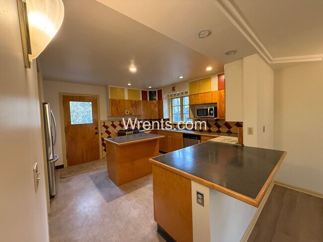 Building Photo - Stunning South Hill Home