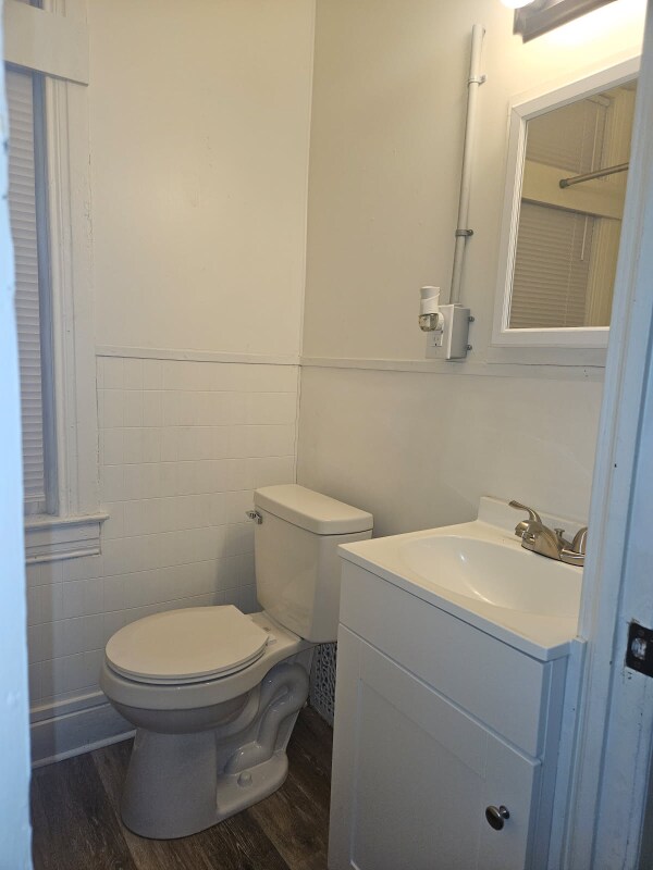 Building Photo - 1121 W Poplar St