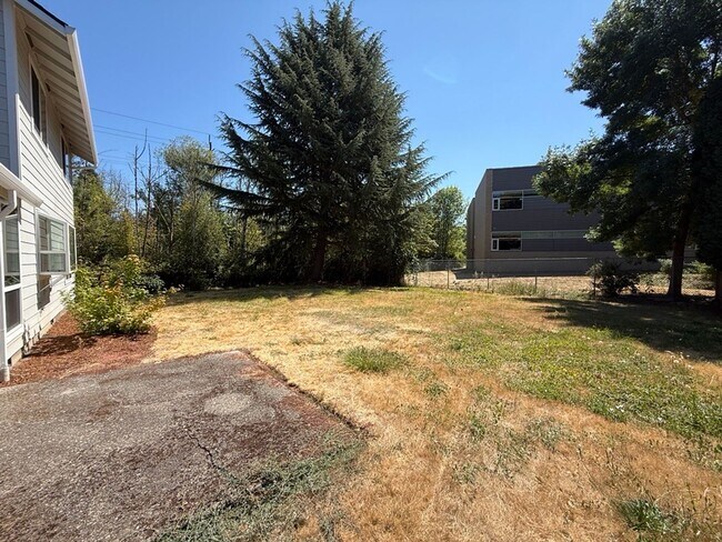 Building Photo - 17040 SW Cambridge Dr