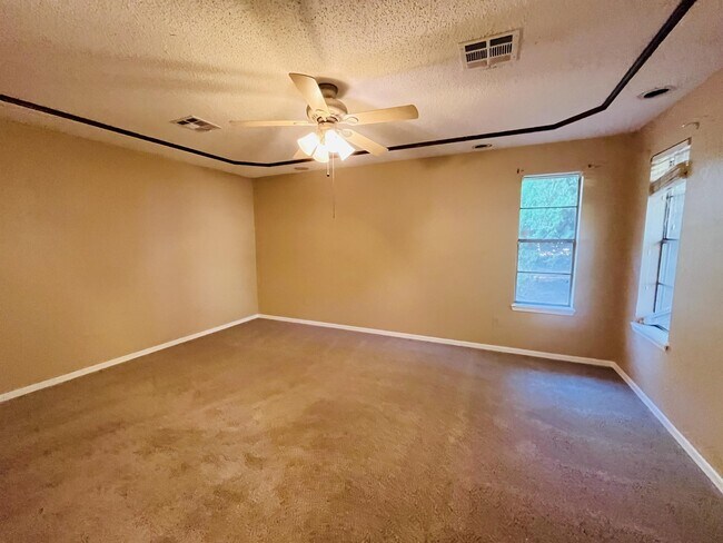 Building Photo - 909 E 13th St